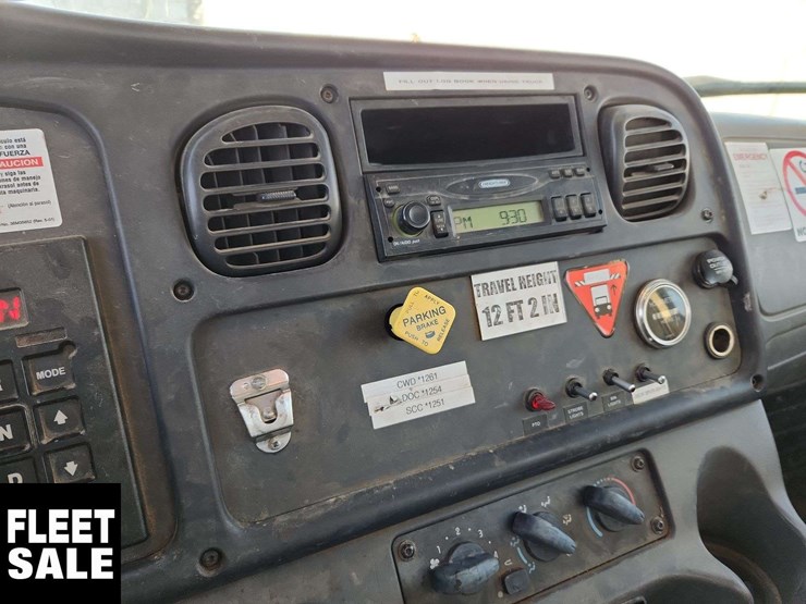 2004-freightliner-m2-106-image-22