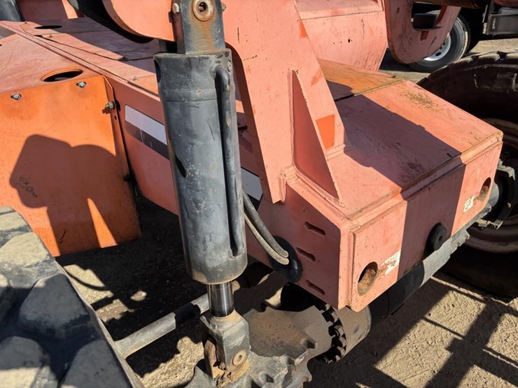 2005-jlg-8042-image-17