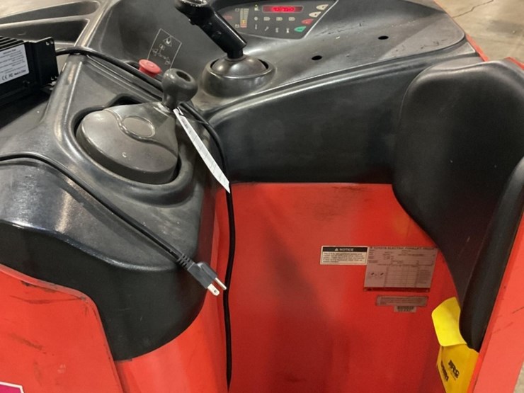 (inv.51024)-toyota-7bncu20-forklift,-4000-lbs-capacity,-2-stage-mast,-48"-forks,-side-shift,-36-v-image-4