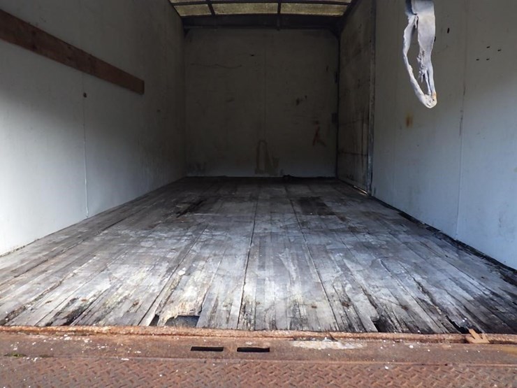 2000-freightliner-fl50-image-8