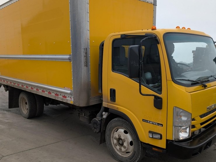 2018-isuzu-npr-image-2