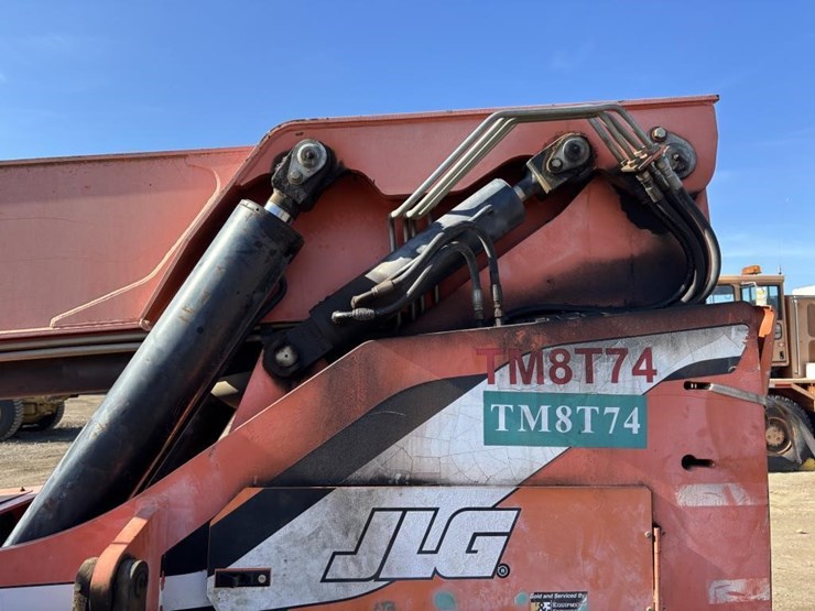 2005-jlg-8042-image-39