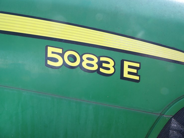 2010-john-deere-5083e-image-13