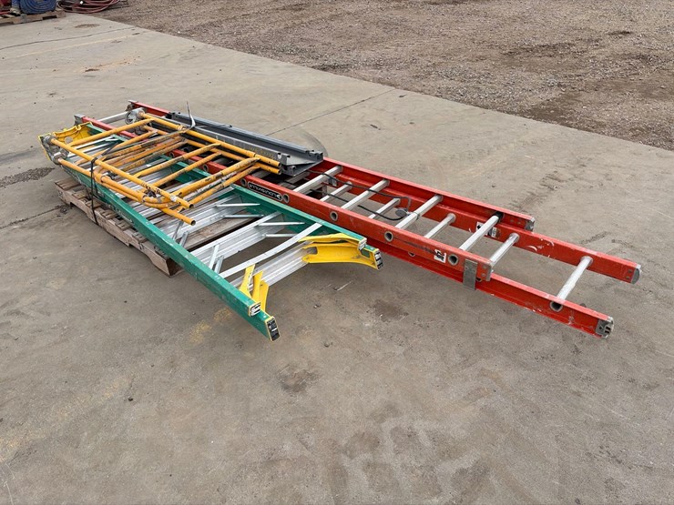 assortment-of-ladders-&-drywall-scaffolding-image-4
