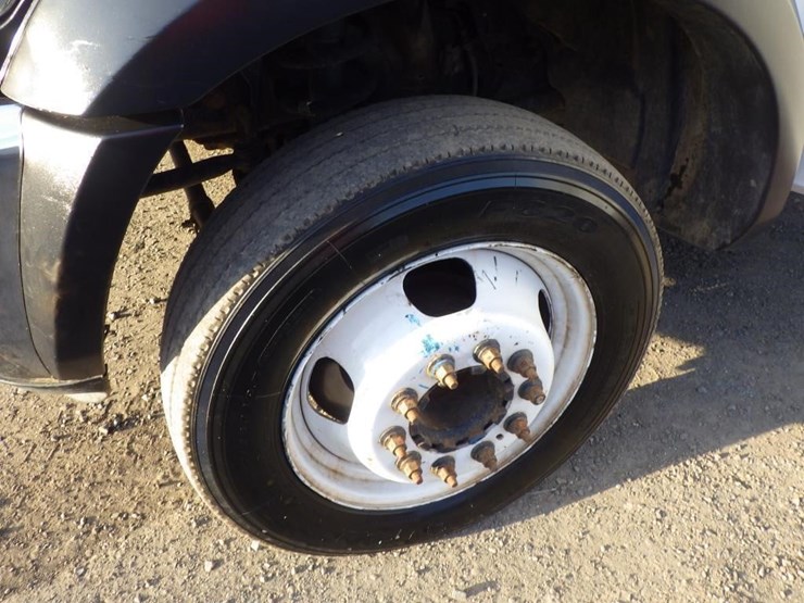 2018-ram-5500-crew-cab-flatbed-truck-image-14