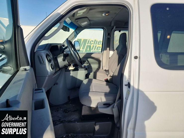 2014-ford-cargo-image-14