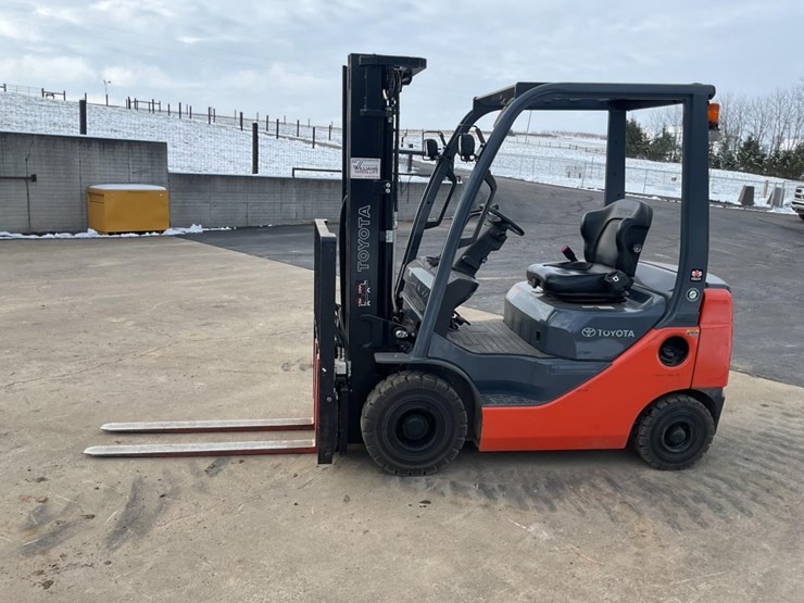 (inv.51000)-2016-toyota-8fdu18-diesel-forklift,-567-hours,-4000-cap,-3-stage-mast,-fork-positioner-image-1