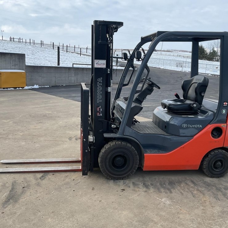 (Inv.51000) 2016 Toyota 8FDU18 Diesel Forklift, 567 Hours, 4000 Cap, 3 Stage Mast, Fork Positioner