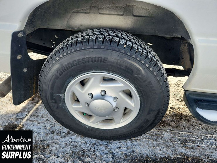 2014-ford-cargo-image-12