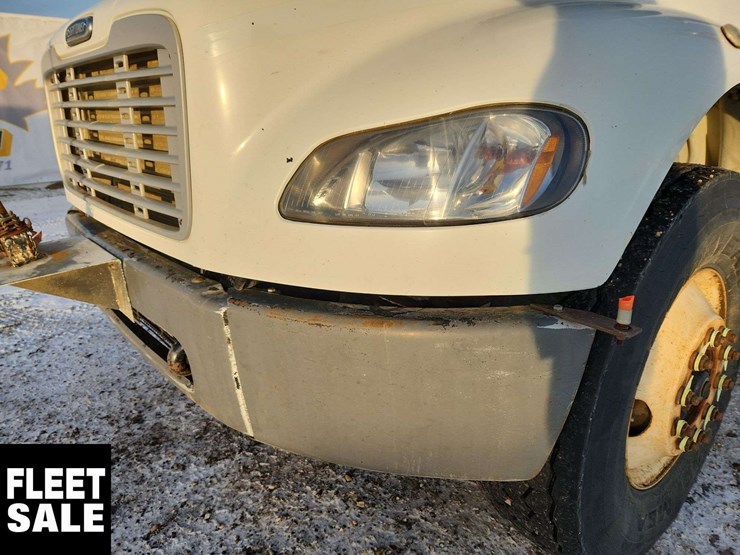 2004-freightliner-m2-106-image-39