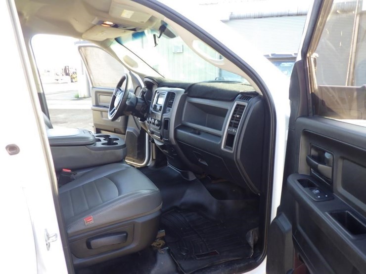 2018-ram-5500-crew-cab-flatbed-truck-image-6