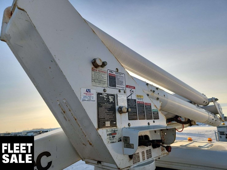 2004-freightliner-m2-106-image-32