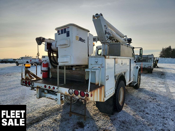 2004-freightliner-m2-106-image-4