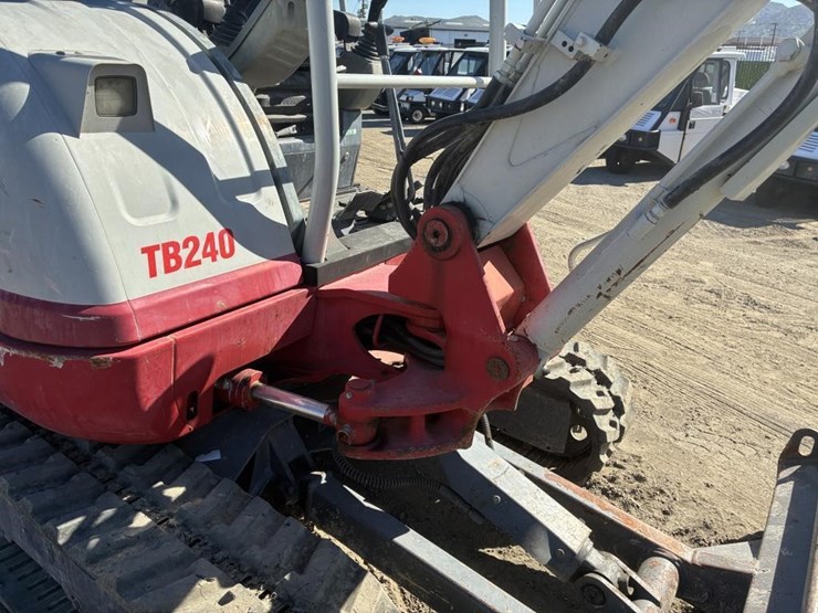 2016-takeuchi-tb240-image-16