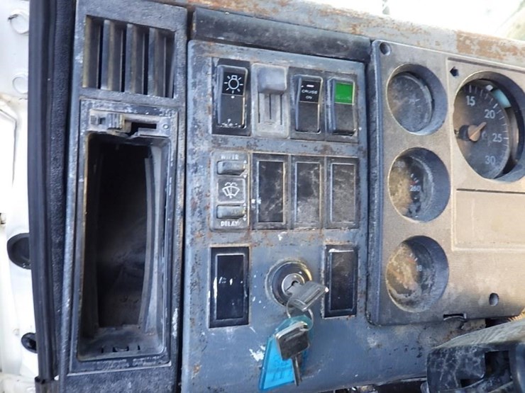 2000-freightliner-fl50-image-21