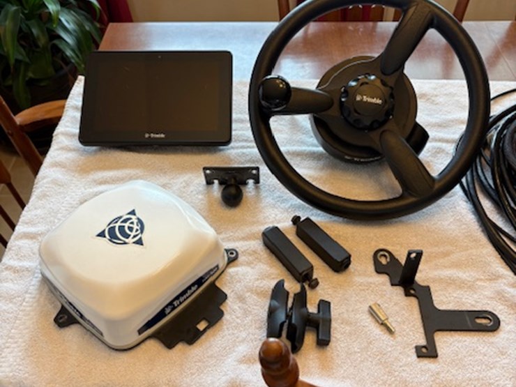 #4154-•-2023-trimble-gfx-1060-guidance-system-with-auto-steer-image-3