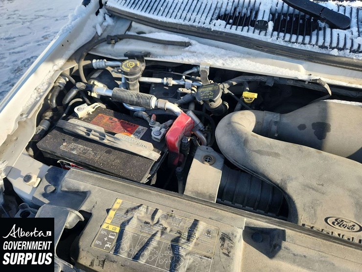 2014-ford-cargo-image-27