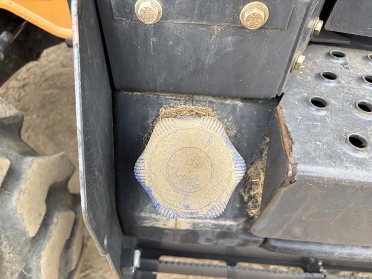 2018-case-580sn-image-35