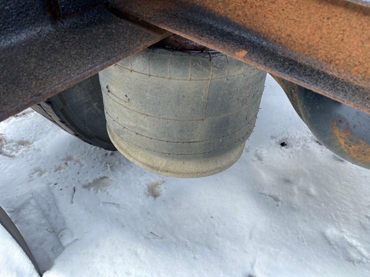 2005-sterling-at-9000-semi-tractor-image-19