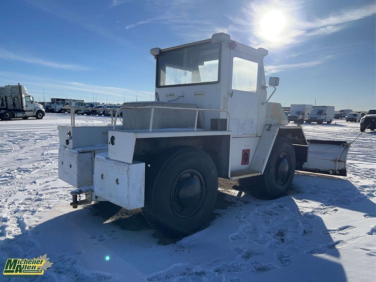 0-airport-tug-with-snow-plow-s/a-service-truck-image-4