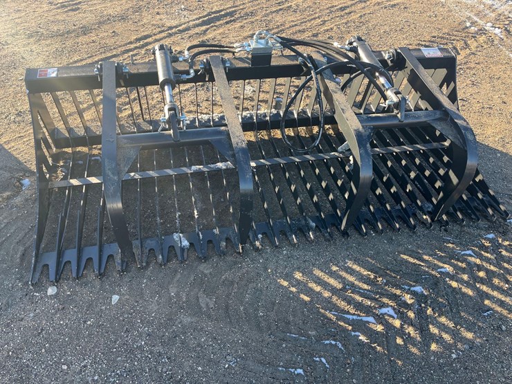 skid-steer-bucket-with-grapple-image-4