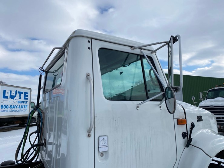 2001-case-ih-4900-image-11