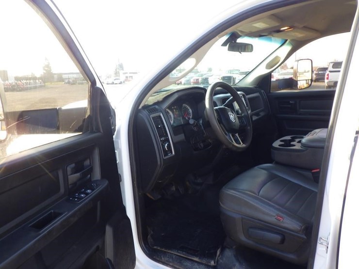 2018-ram-5500-crew-cab-flatbed-truck-image-5