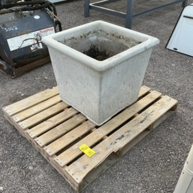 CONCRETE PLANTER