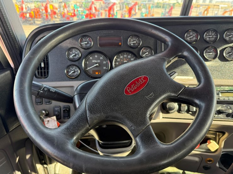 2014-peterbilt-389-image-45