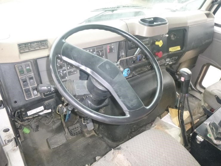 2002-international-2674-image-8