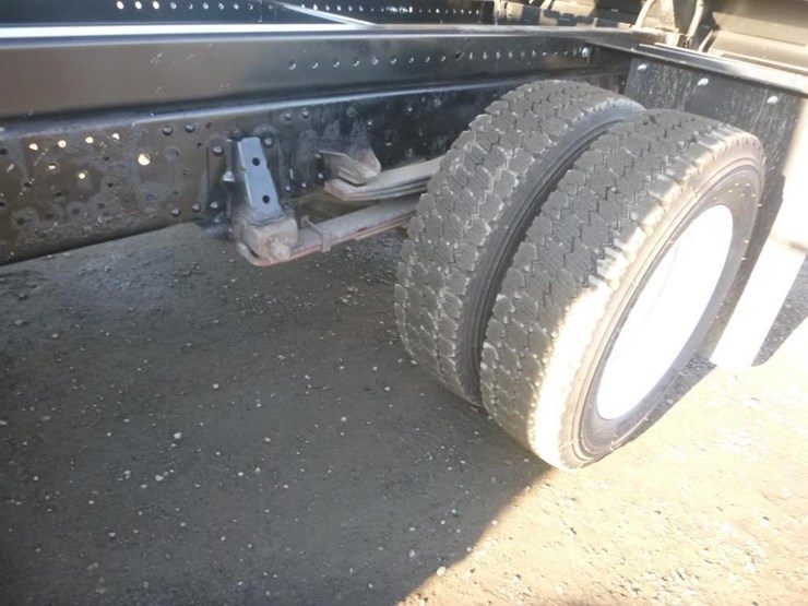 2018-isuzu-nqr-image-22