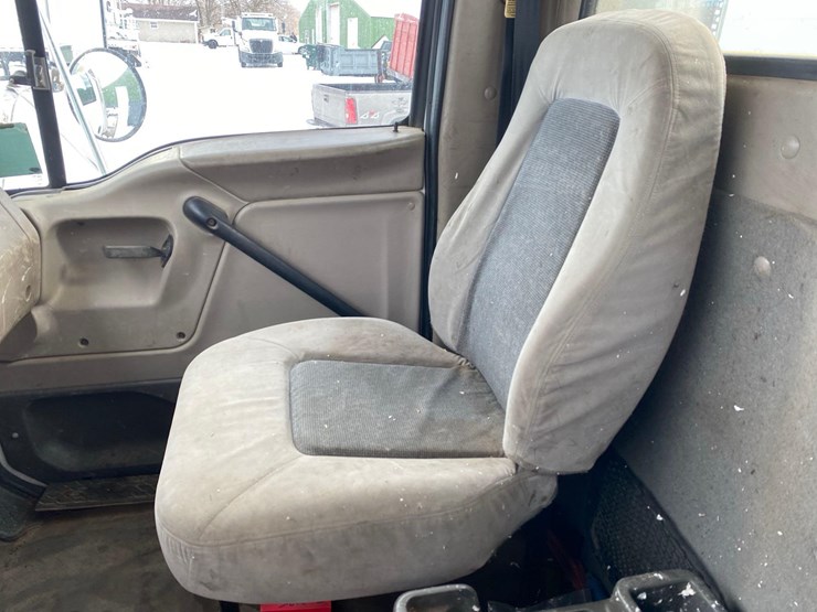 2005-sterling-at-9000-semi-tractor-image-37