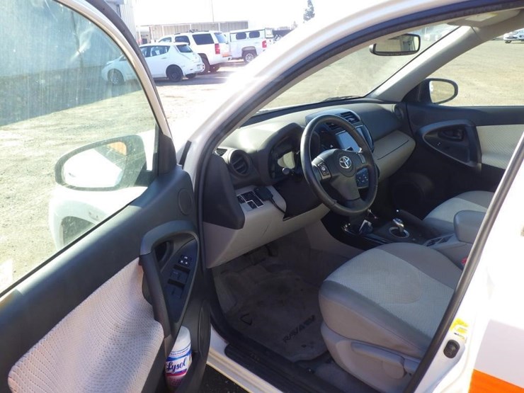 2014-toyota-rav4-image-5