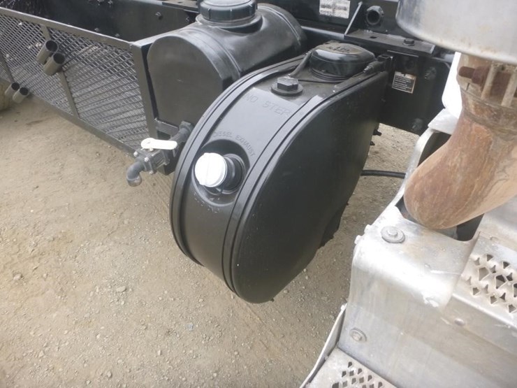 2011-peterbilt-337-image-27