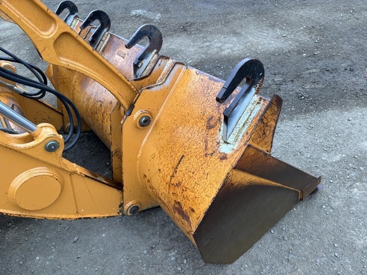 2011-case-570m-xt-image-11