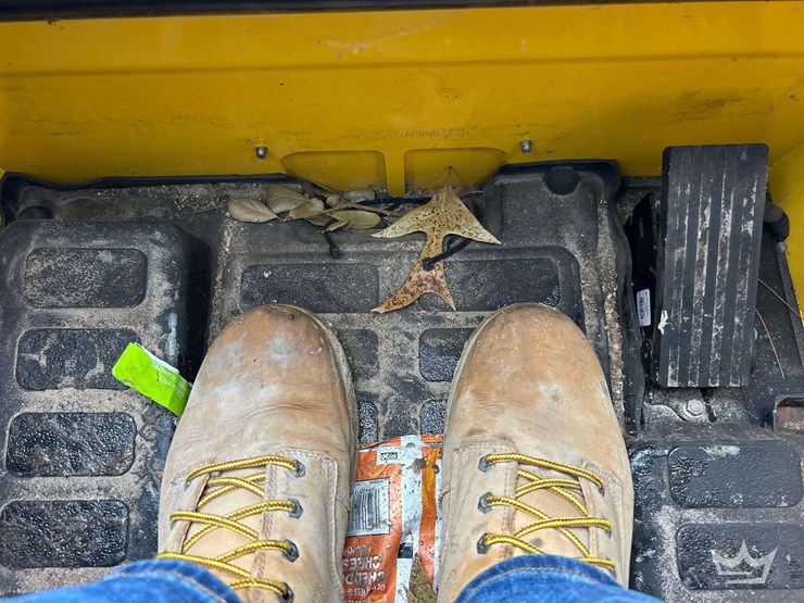 2023-new-holland-c327-image-12