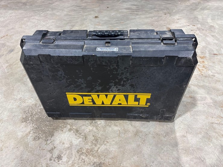 dewalt-d25650-rotary-hammer-drill-image-4