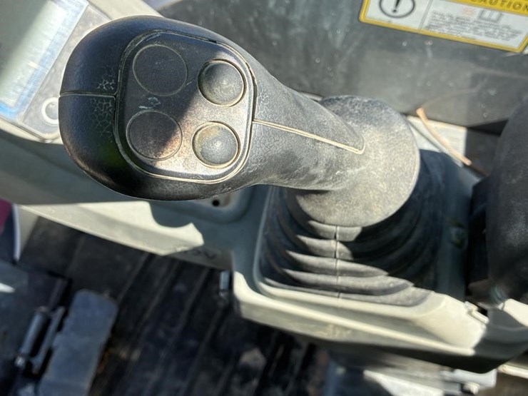 2016-takeuchi-tb240-image-23