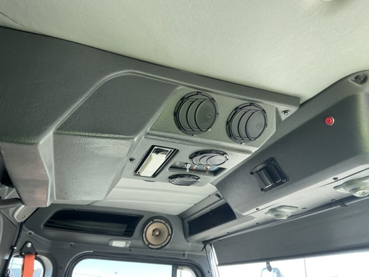 2018-peterbilt-520-image-28