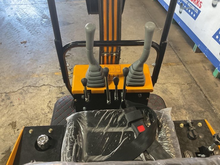 (inv.50039)-new-unused-miva-va13-mini-excavator,-13.5-hp-gas-engine,-manual-thumb,-blade-image-11