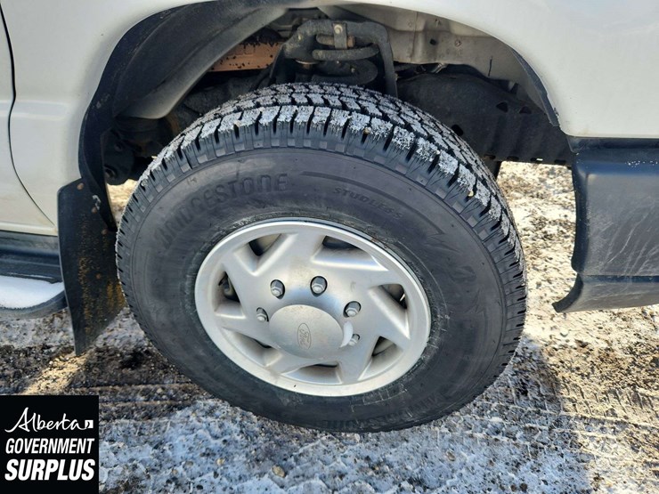 2014-ford-cargo-image-13