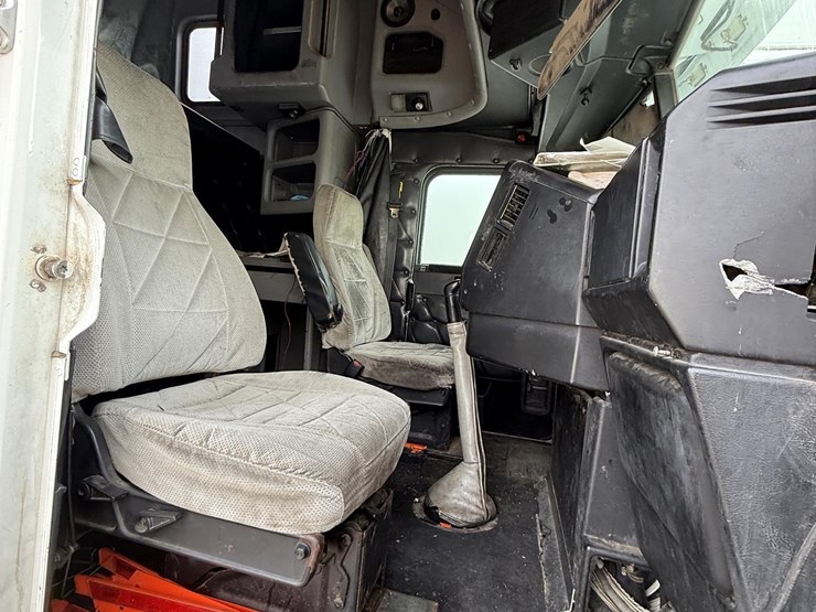 1988-freightliner-flc120-image-12