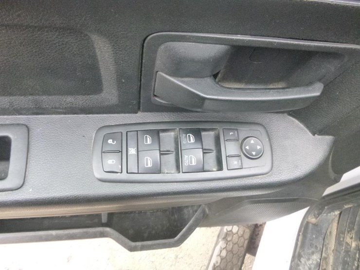 2014-dodge-1500-image-16