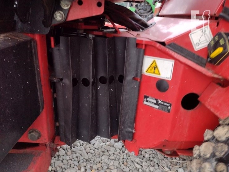 ventrac-3400l-lawn-mower-w/broom-image-25