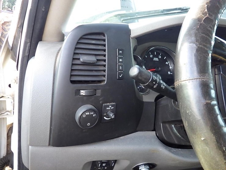 2012-chevrolet-3500-image-26