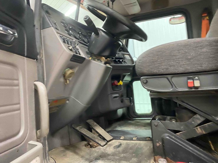 2014-peterbilt-365-image-59