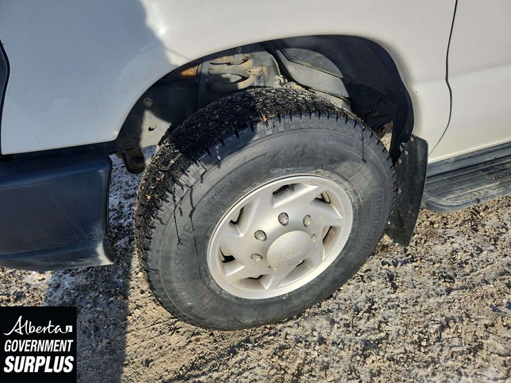 2014-ford-cargo-image-10