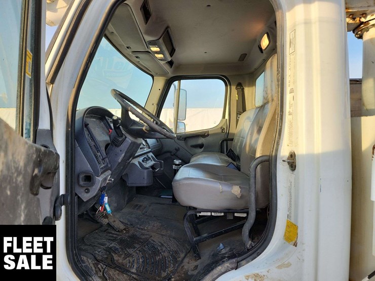 2004-freightliner-m2-106-image-15