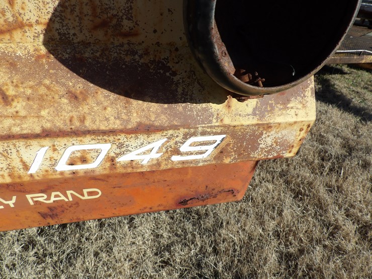 1977-new-holland-1049-image-3