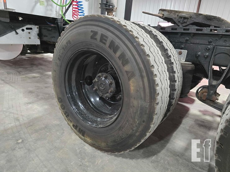 2005-international-9400-image-28